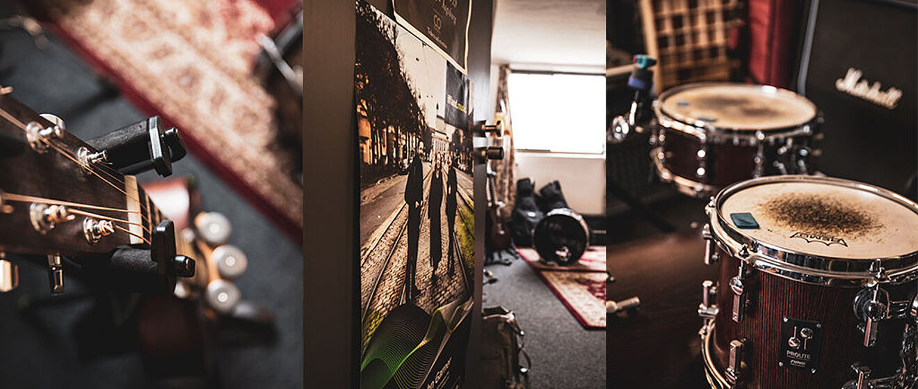 Eine Sammlung von Musikinstrumenten und Zubehör, die wahrscheinlich in einem Proberaum, Studio oder Musikgeschäft aufgenommen wurden.