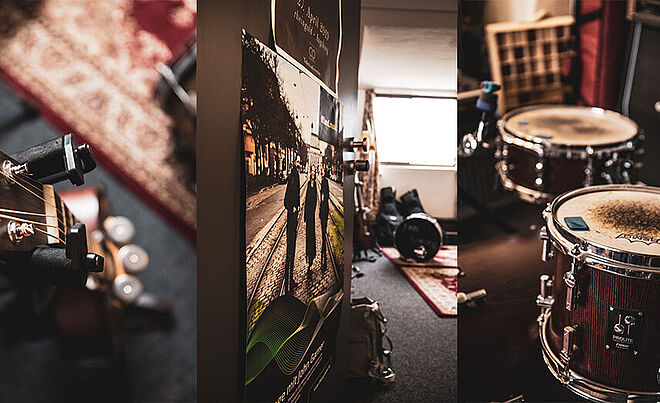 Eine Sammlung von Musikinstrumenten und Zubehör, die wahrscheinlich in einem Proberaum, Studio oder Musikgeschäft aufgenommen wurden.