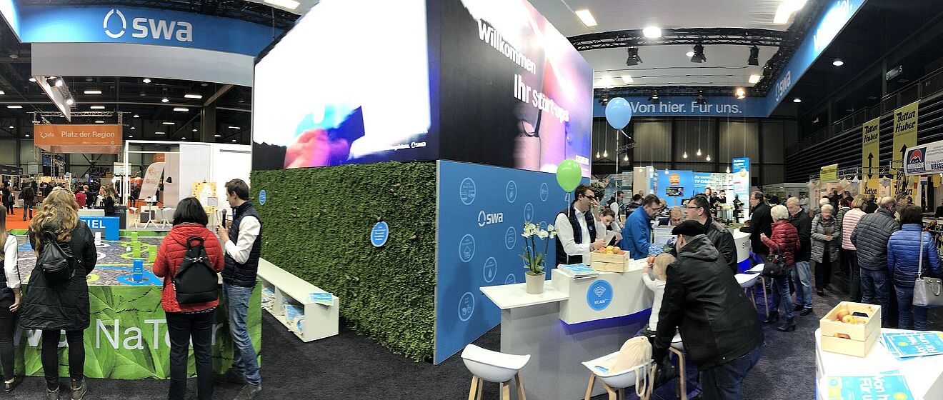 Bild vom swa Messestand mit vielen Besuchern.