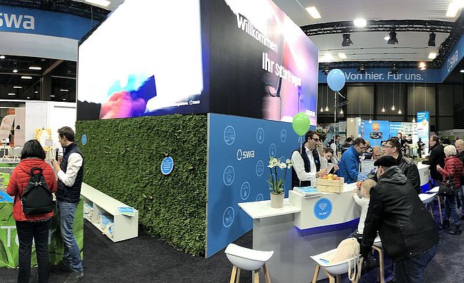 Bild vom swa Messestand mit vielen Besuchern.