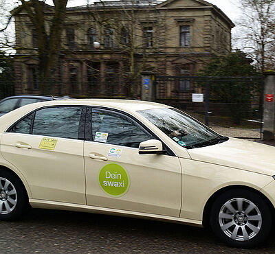 swaxi fährt auf Straße