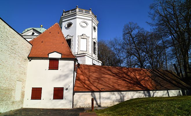 Außenansicht einer Burg. Weiterverlinkung zu Tour 3: Technik- und Handelsroute