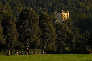 Schloss Hohenschwangau umgeben von Gebirge. Ein Klick sorgt für eine Großansicht des Bildes