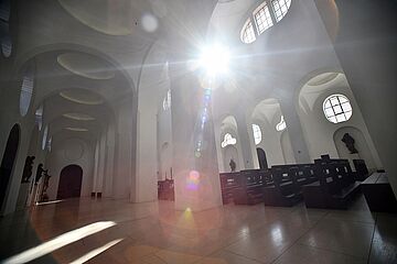 Sonne scheint durch Kirchenfenster. - Ein Klick auf das Bild führt zur vergrößerten Fotoansicht.