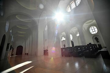 Sonne scheint durch Kirchenfenster - Ein Klick auf das Bild führt zur vergrößerten Fotoansicht.