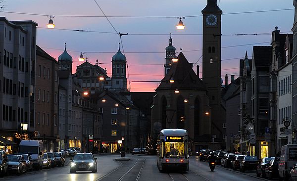 Jakoberstraße bei Dämmerung.