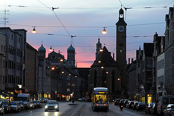 Jakoberstraße bei Dämmerung. - Ein Klick auf das Bild führt zur vergrößerten Fotoansicht.