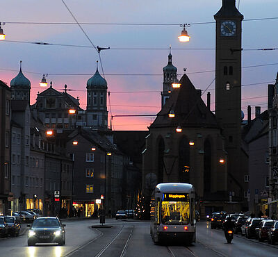 Jakoberstraße bei Dämmerung.