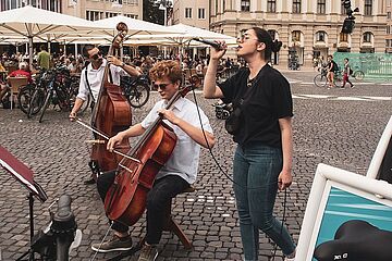 Die Gruppe von Musikanten führen ein Lied auf. Ein Klick auf das Bild ermöglicht eine größere Ansicht.