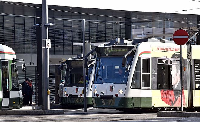 Straßenbahnen am Königsplatz