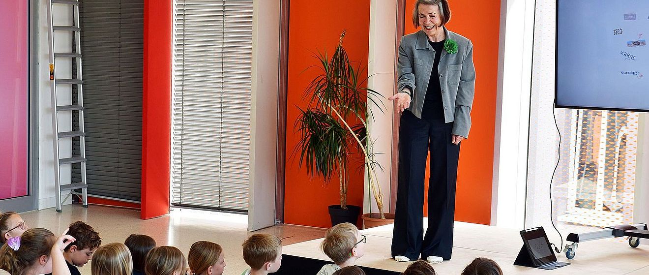 Künstlerin bei Theateraufführung mit Kindern