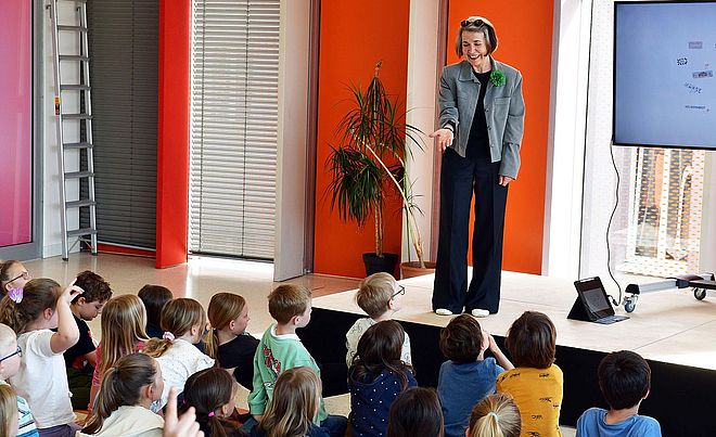 Künstlerin bei Theateraufführung mit Kindern