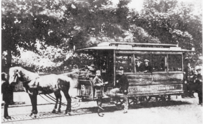 Historische Aufnahme einer Pferdebahn.