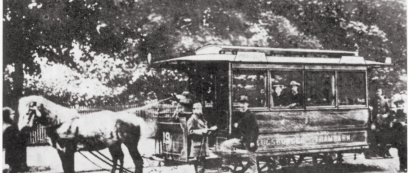 Historische Aufnahme einer Pferdebahn.