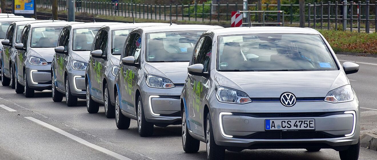 Carsharing Autos stehen in einer Reihe auf einer Straße