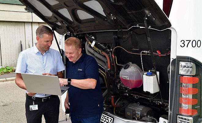 Zwei Männer stehen hinter eBus