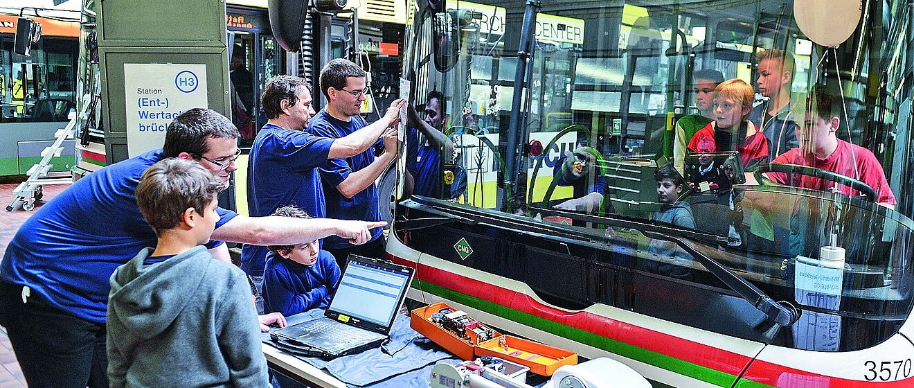 Im Busbetriebshof zeigen Swa-Mitarbeiter den Kindern einen Bus.