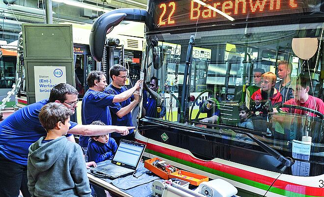 Im Busbetriebshof zeigen Swa-Mitarbeiter den Kindern einen Bus.