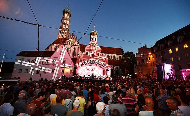 Feiernde Menschenmenge vor der Kirche St. Ulrich