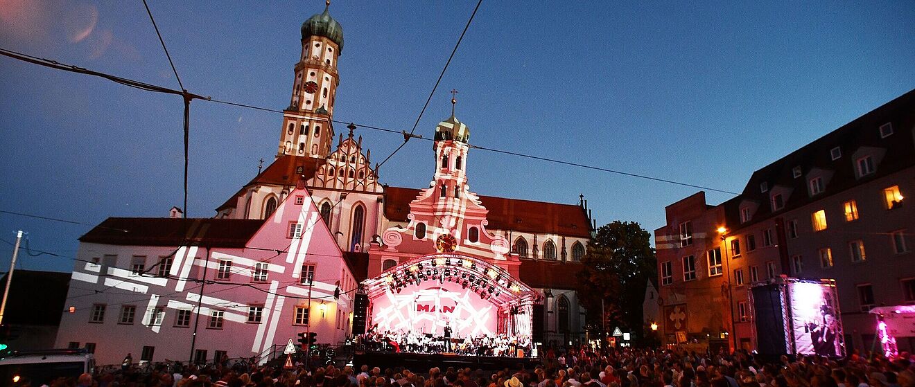 Feiernde Menschenmenge vor der Kirche St. Ulrich