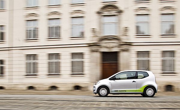 swa-Carsharing Auto, das neben einem Haus fährt.