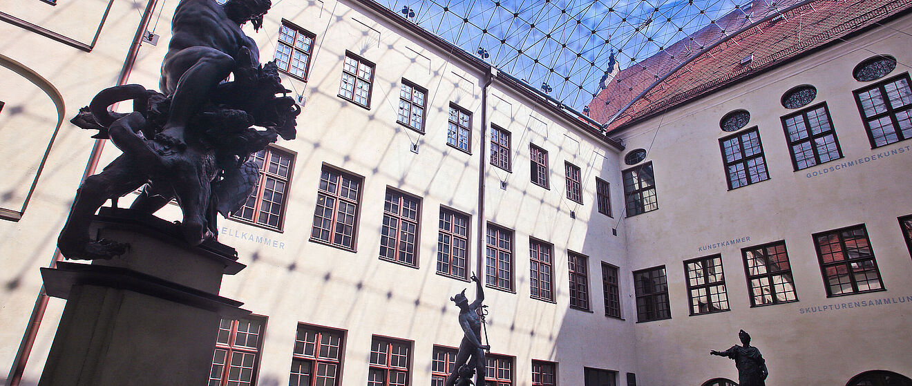 Innenhof des Maximilianmuseum, in dem sich verschiedene Skulpturen befinden.