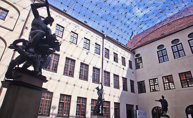 Innenhof des Maximilianmuseum, in dem sich verschiedene Skulpturen befinden.