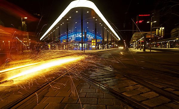 Nachtaufnahme: Schienenschleifwagen fährt am Königsplatz. Weiterverlinkung zu Aktuelle Verkehrsinfos