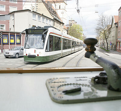 AZ Header: Bild aus Straßenbahn auf Straßenbahn