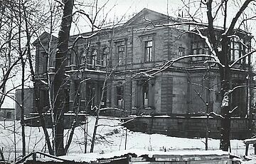 Haag Villa um 1960. Im Vordergrund sind schneebedeckte Bäume