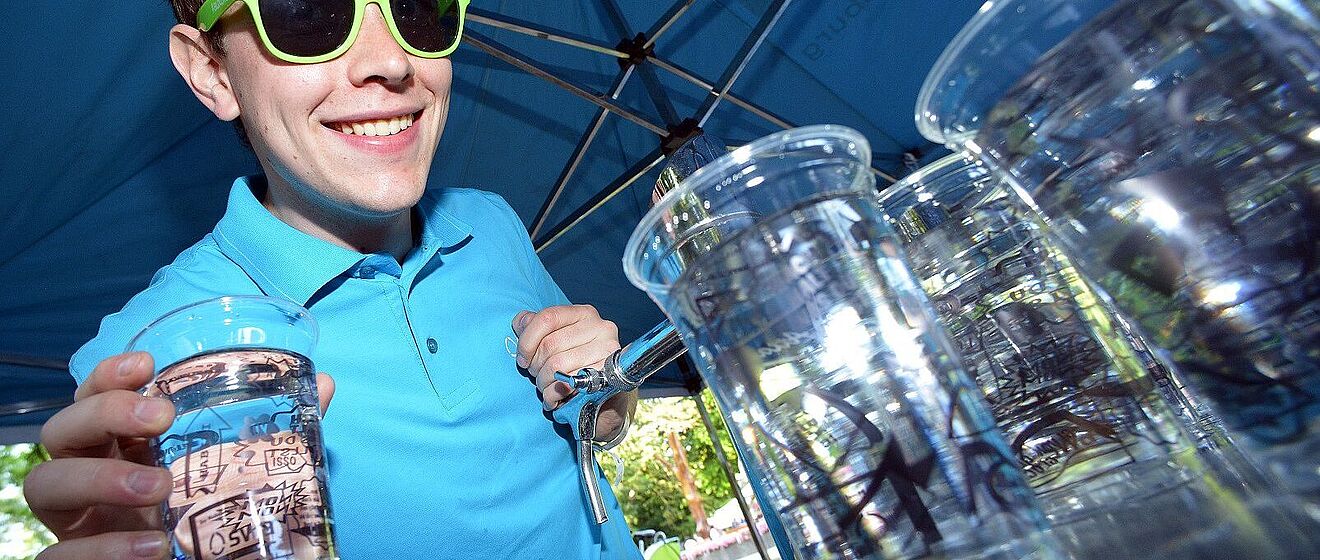 Ein Junge mit Blauem Hemd und Sonnenbrille auf dem Modular-Festival in Augsburg 2019.