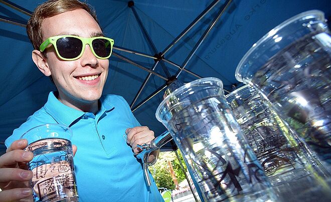 Ein Junge mit Blauem Hemd und Sonnenbrille auf dem Modular-Festival in Augsburg 2019.