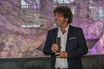 Mann hält Verleihung 