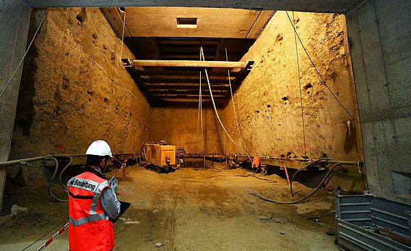 Eine swa Bauleiter steht vor einer Baustelle