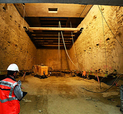 Eine swa Bauleiter steht vor einer Baustelle