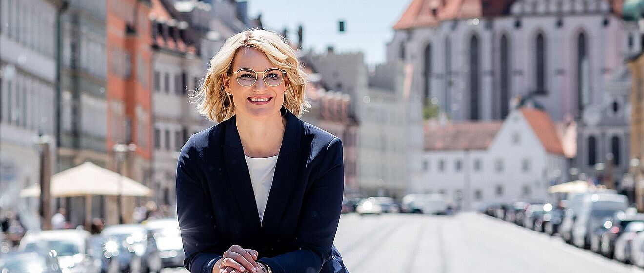 Header: Oberbürgermeisterin Eva Weber lächelt in die Kamera