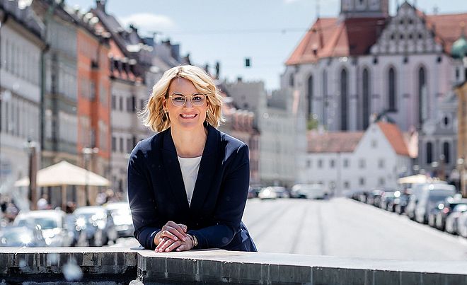 Header: Oberbürgermeisterin Eva Weber lächelt in die Kamera