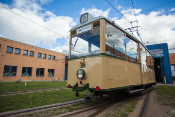 Historische Straßenbahn mit Augsburg Wappen im Straßenbahnbahnhof