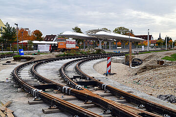 Neue Gleise bei der Haltestelle Königsbrunn-Zentrum. - Ein Klick auf das Bild führt zur vergrößerten Fotoansicht.
