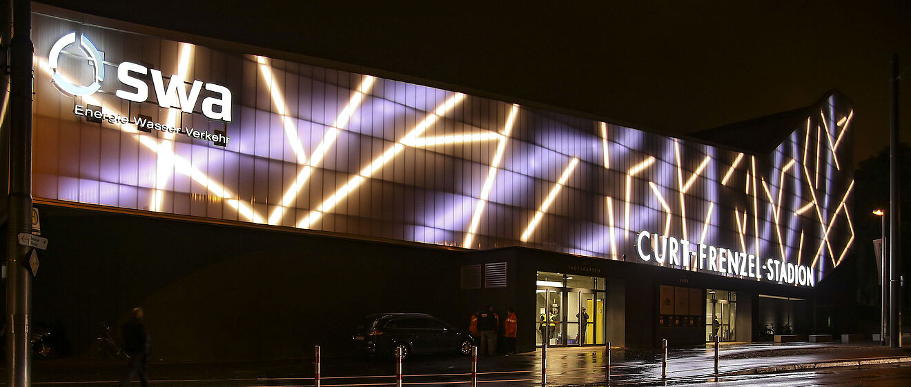 Curt-Frenzel-Stadion bei nacht mit swa Logo.