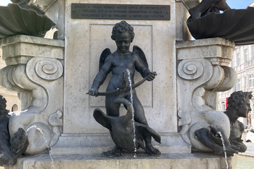 Engelsfigur auf dem Herkulessbrunnen in der Maxstraße. Ein Klick auf das Bild sorgt für eine Großansicht