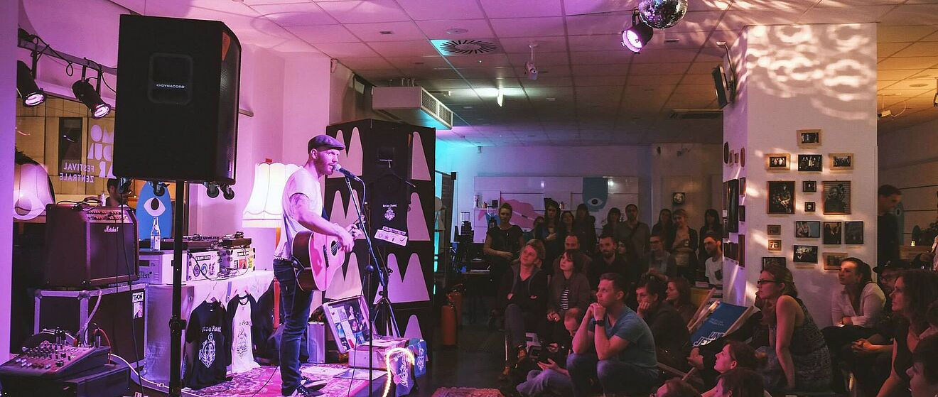 ein Live-Musik-Moment auf einem vergangenen Modular-Festival.