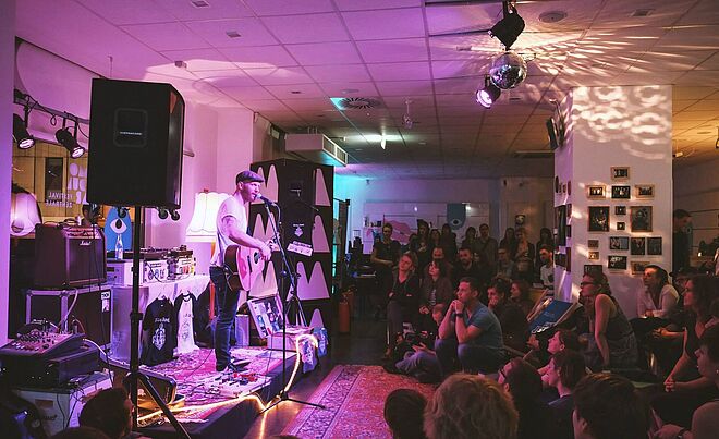 ein Live-Musik-Moment auf einem vergangenen Modular-Festival.