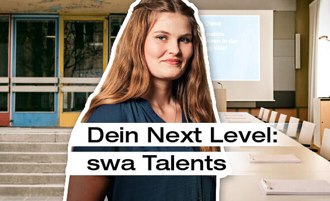 Frau steht lächelnd vor zwei Hintergründen. Links die Eingangstüren einer Schule und rechts ein Meetingraum mit vielen Stühlen einem langen Tisch und Leinwand. Weiterverlinkung zum swa Stellenangebot Duales Studium BWL-Industrie (m/w/d)