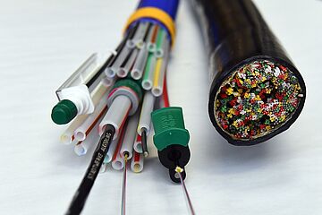 Querschnitt eines Glasfaserkabels. - Ein Klick auf das Bild führt zur vergrößerten Fotoansicht.