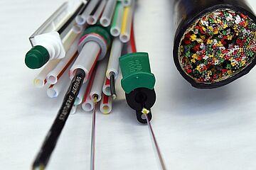 Querschnitt eines Glasfaserkabels. - Ein Klick auf das Bild führt zur vergrößerten Fotoansicht.