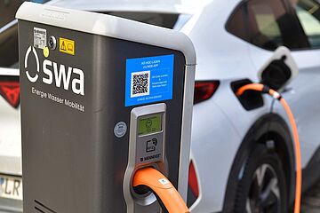 swa eLadesäule mit angestecktem Fahrzeug