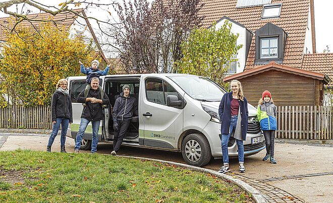 Familie steht vor Carsharing-Van