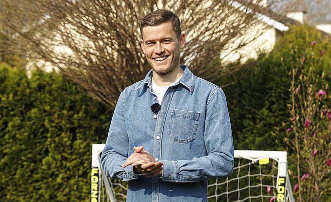 Alfred Finnbogason lächelt freundlich in die Kamera.