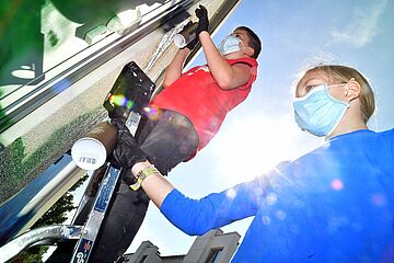 Kinder sprühen mit Spray Dosen, - Ein Klick auf das Bild führt zur vergrößerten Fotoansicht.